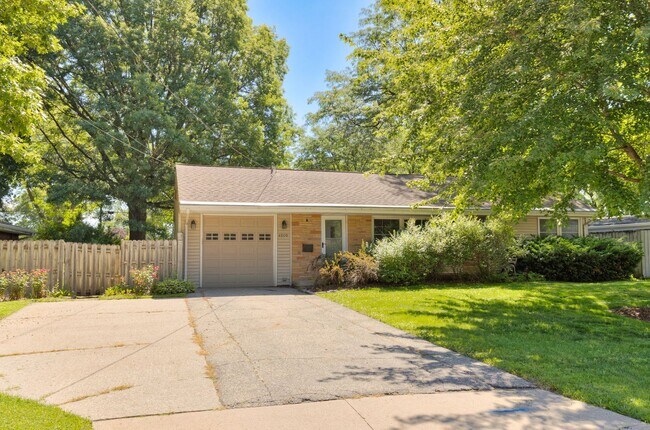 Building Photo - NEWLY UPDATED!! 3 Bedroom, 2 Bathroom Home in Des Moines!