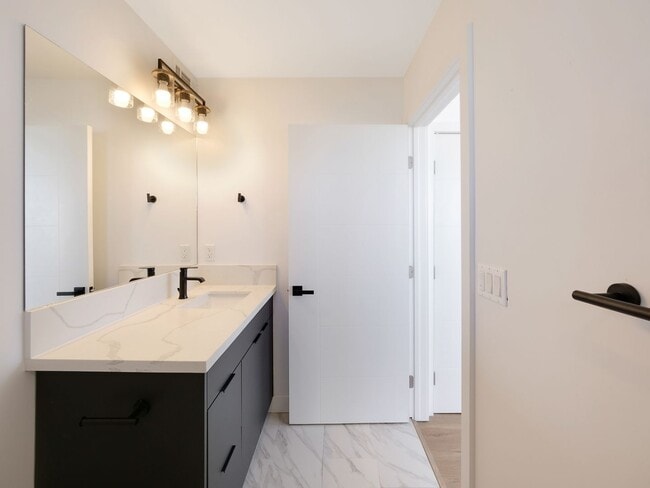 Building Photo - Massive 4 & 5 Bed Luxury Townhomes