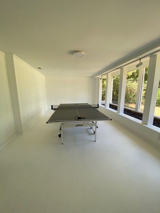 Building Photo - Welcome to this stunning fully furnished 4...