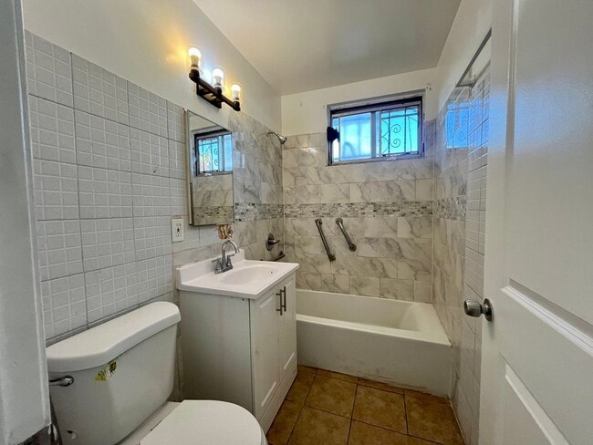 Building Photo - 719-21