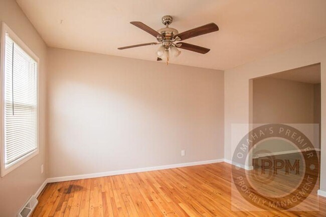 Building Photo - Spacious 5 Bedroom / 2.5 Bathroom Home | Near Ralston