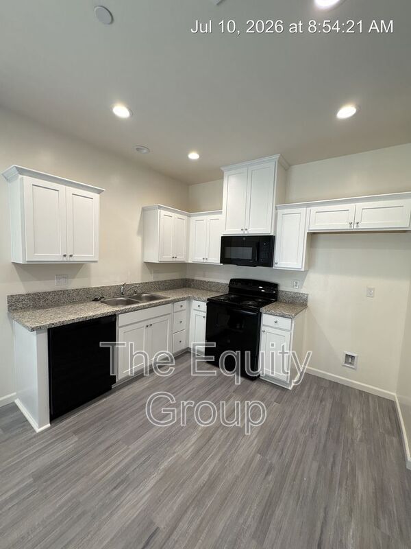 Building Photo - 725 S Pinkham St