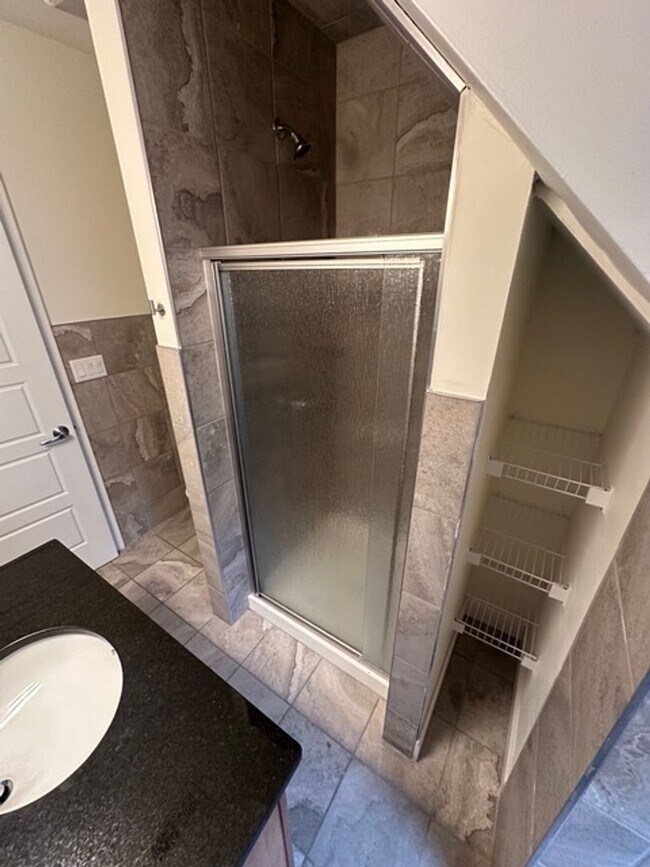 Building Photo - 15 Strathallan Park