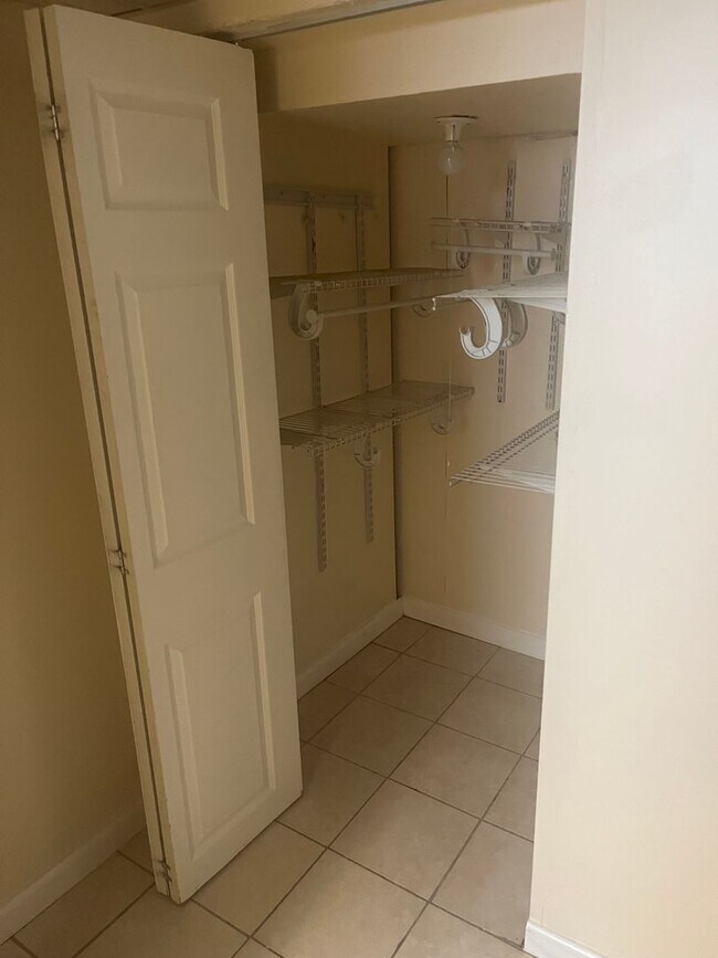 Building Photo - 3bed 1.5 Bathroom Townhome located 4353 Robertson Ave