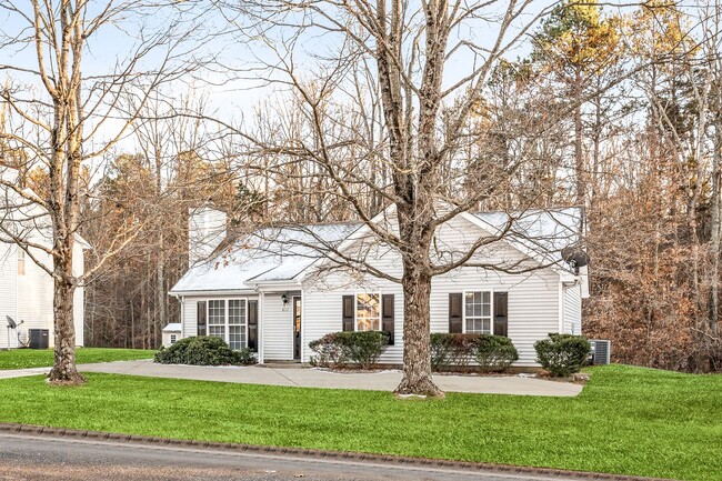 Building Photo - SW - Like New Home, Vaulted LR Ceiling, Fi...