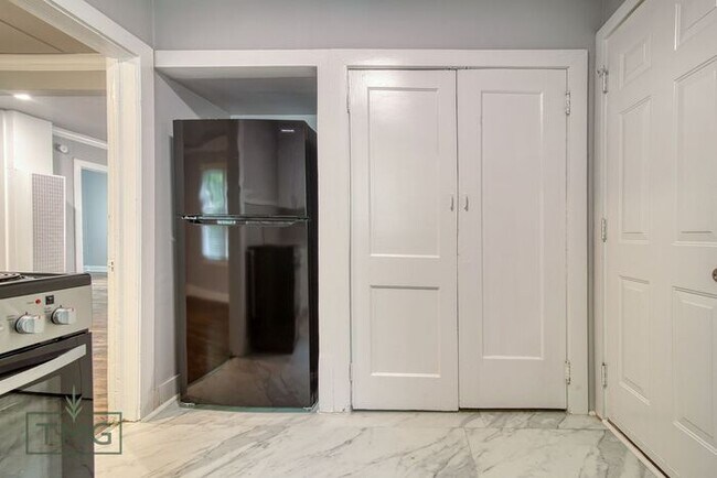 Building Photo - NEWLY REMODELED! Bungalow in the heart of KW!