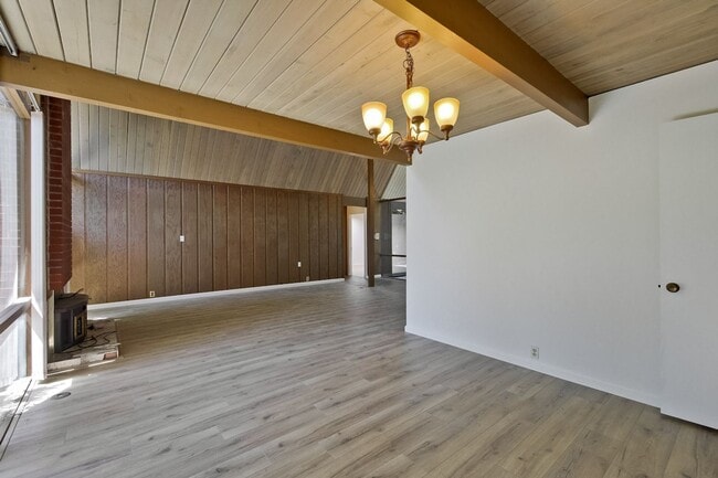 Building Photo - Classic 4+ Bed, 2 Bath Atrium Eichler in P...