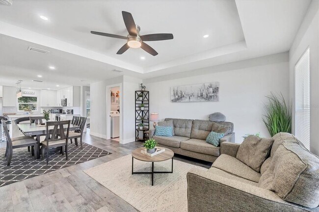 Building Photo - 12025 Saragossa Ln