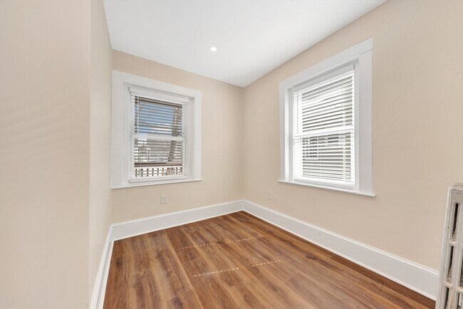 Building Photo - 105 School St