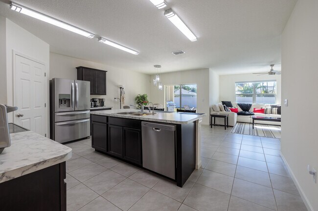 Building Photo - 2402 SE Gillette Ave