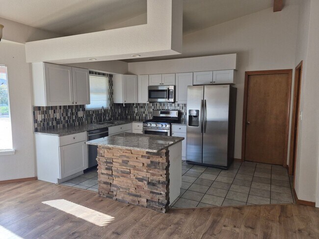 Building Photo - Spacious 3 bed/2 bath home in desired neig...