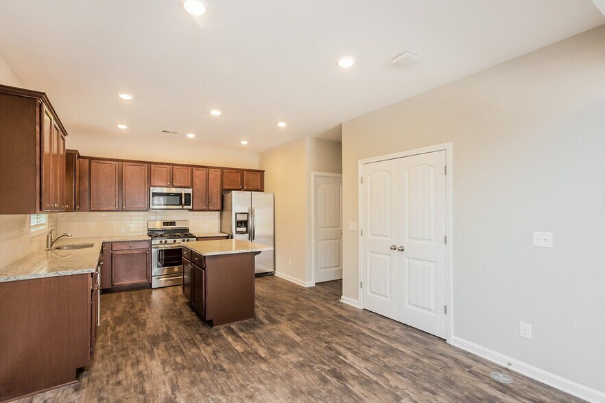 Building Photo - 387 Lenore Ct
