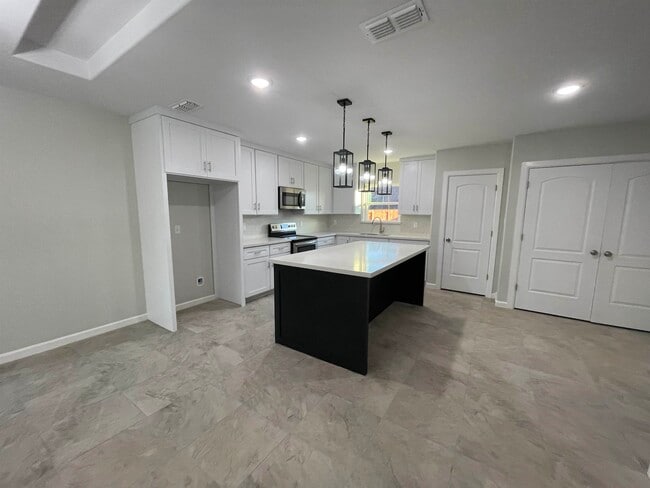 Building Photo - 5527 Conroe St