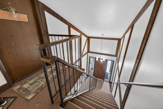 Building Photo - 1700 Lakecliffe Dr