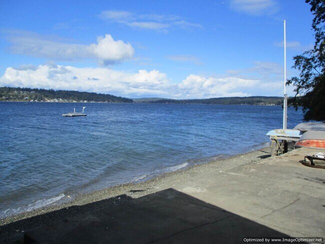 Building Photo - Charming Partially Furnished Waterfront Home in Gig Harbor