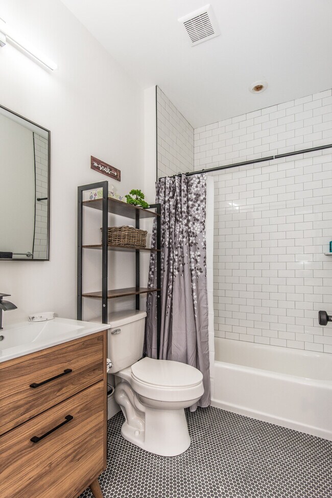 Building Photo - 2435 Master St