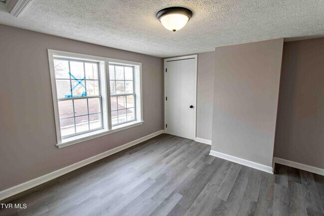 Building Photo - 1129 Cherry St