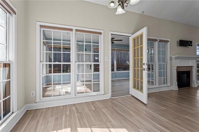 Building Photo - 3030 Northcliff Dr