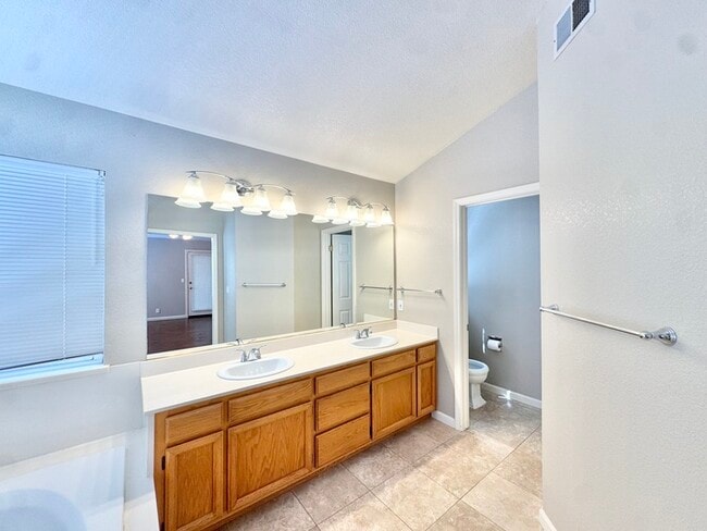 Building Photo - Beautiful 4 bedroom 3 bath home in the Hillsborough community!