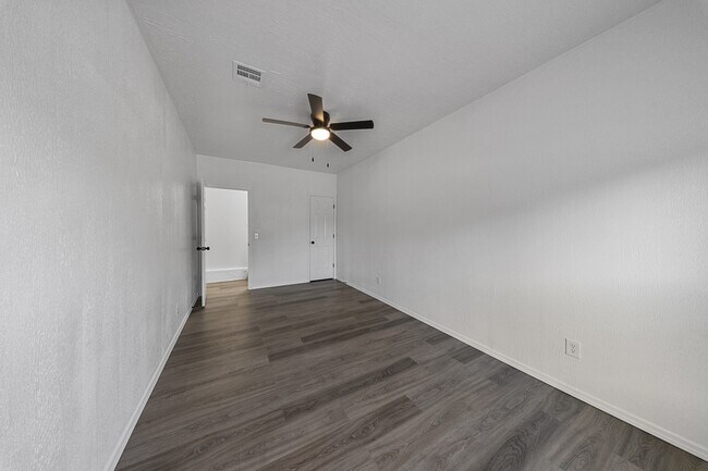 Building Photo - 3232 Parker Dr