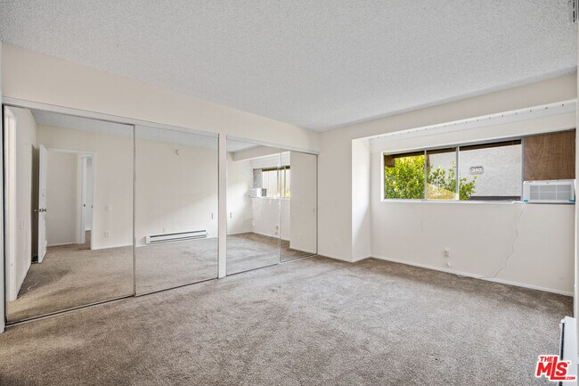 Building Photo - 348 Miraleste Dr