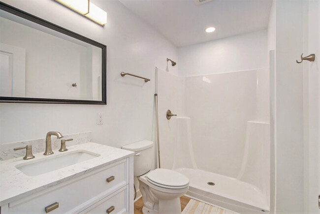 Building Photo - 511 E Ann St