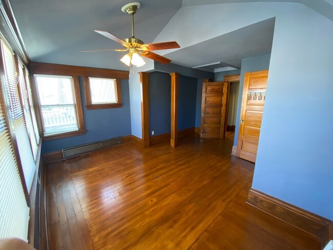 Building Photo - Single Family Home w/ Garage in Daytons Bl...