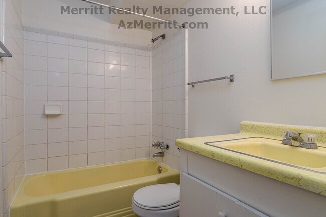 Building Photo - 4 Bedroom, 2 bath, air conditioned, fenced...