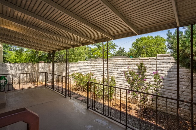 Building Photo - 6805 La Casa Bonita NE