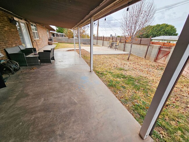 Building Photo - Beautiful 4 Bedroom / 2 Bath Large Home wi...