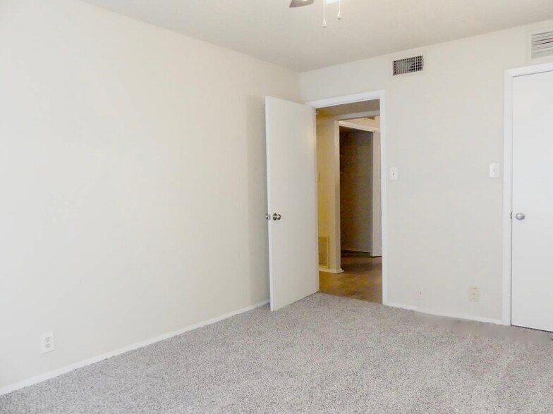 Building Photo - 1206 D NE Aspen