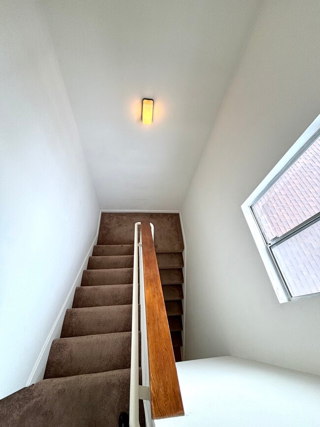 Building Photo - 1824 S Barrington Ave