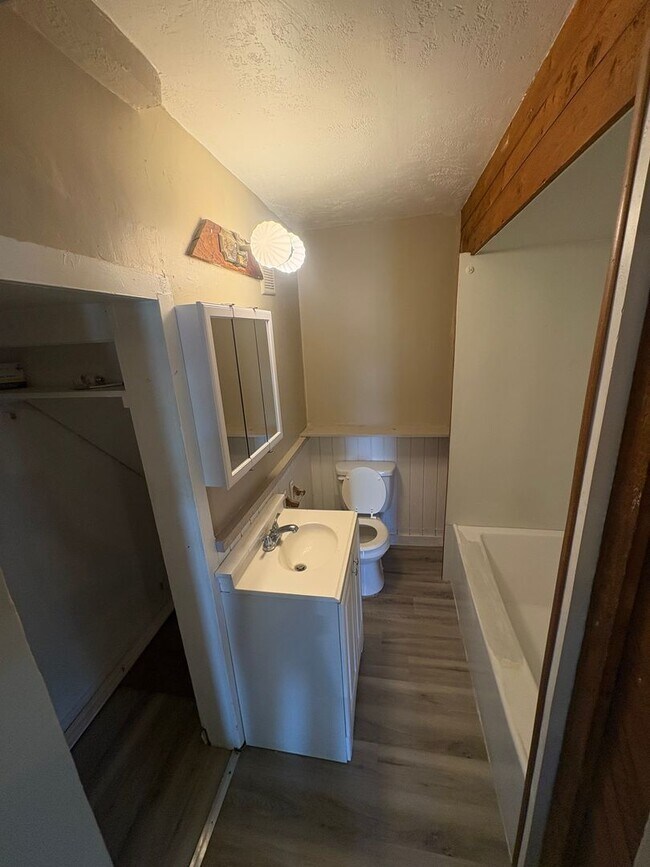 Building Photo - 2 Bedroom 2 bath home with outdoor space - MOVE IN SPECIAL 50% off first month's rent