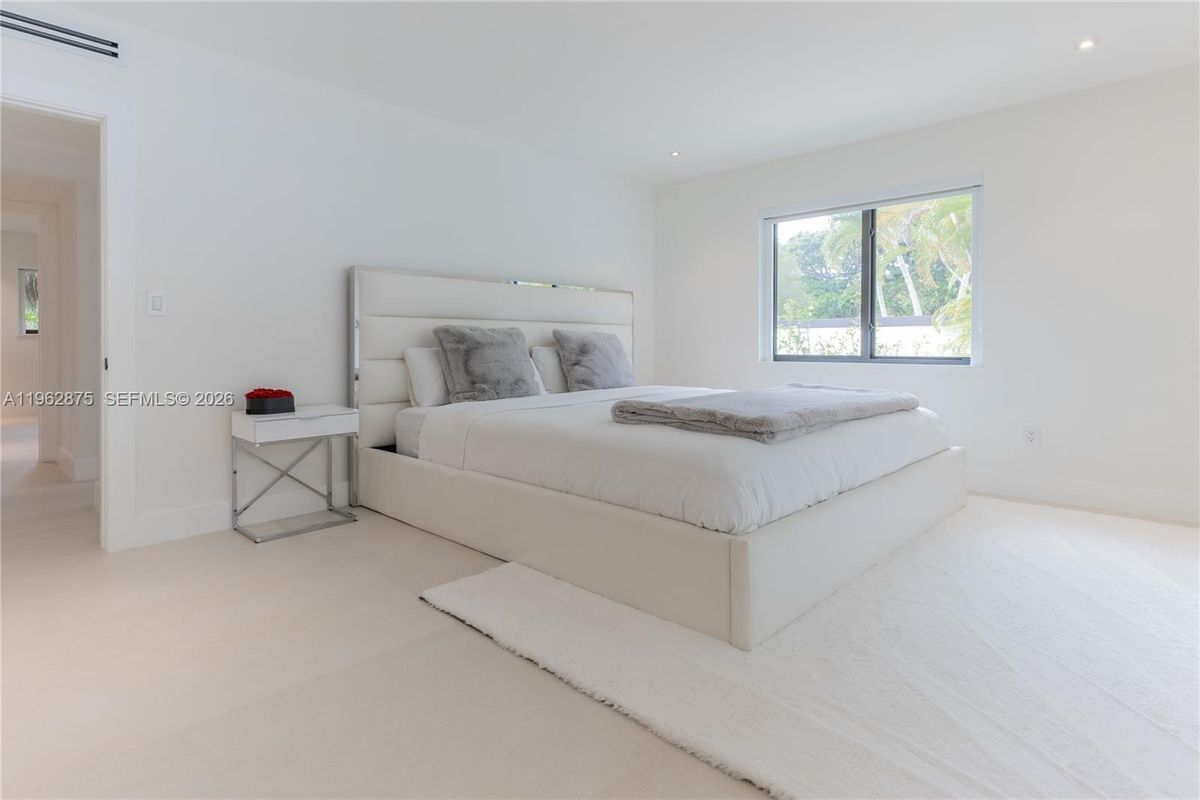 Building Photo - 7300 SW 77th Ave