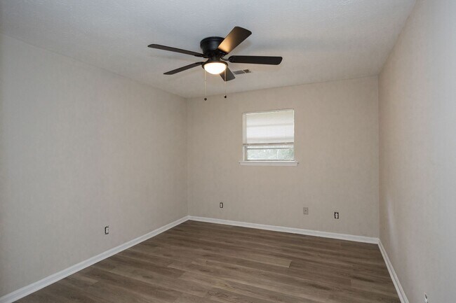 Building Photo - 1011 W Slaton Ave