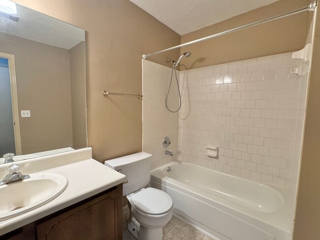 Building Photo - MOVE-IN READY!  [PET FRIENDLY]