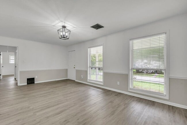 Building Photo - Renovated 3 Bedroom 2 Bath Home for Rent with Detached Garage!