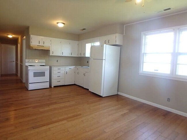 Building Photo - Nice 3 Bedroom Country House!