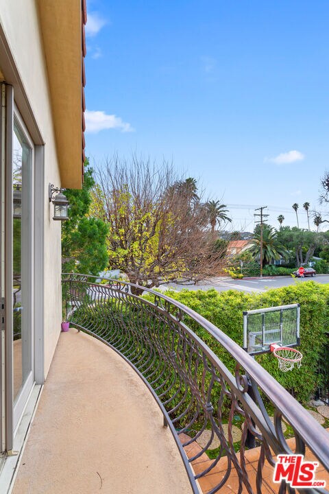 Building Photo - 4510 Tyrone Ave