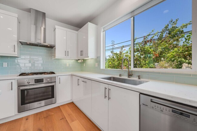 Building Photo - 4320 N Eagle Rock Blvd