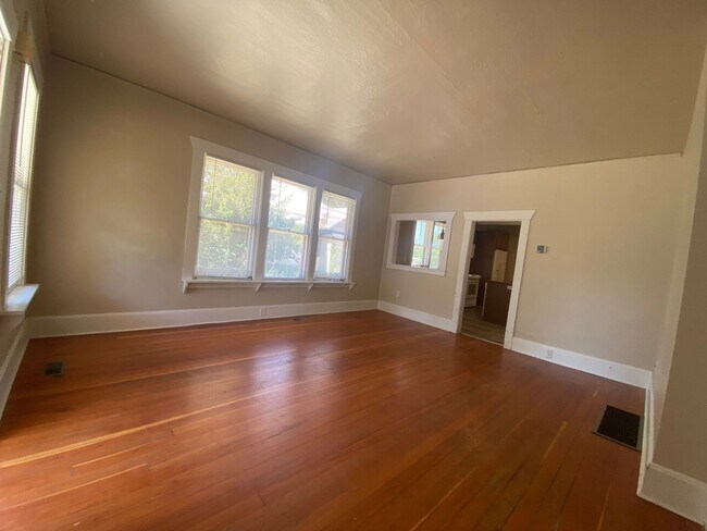 Building Photo - Cheney-5 bed 2.5 bath house Available Now