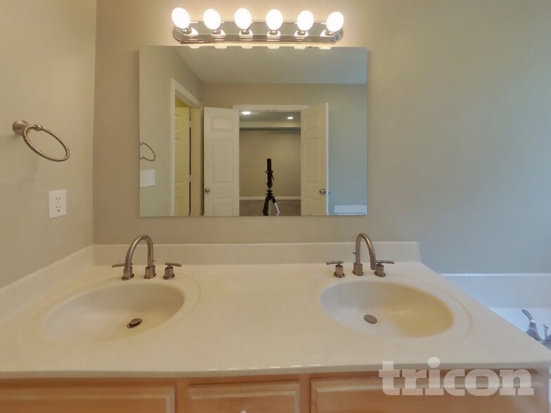 Building Photo - 3279 Wheaton Ct