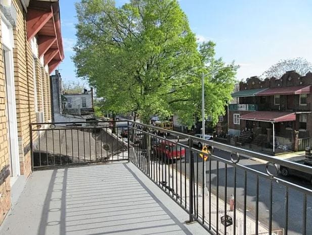 Building Photo - 2049 Strauss St