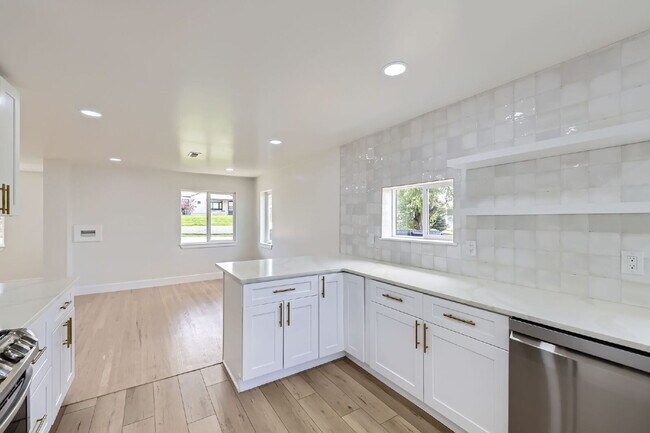 Building Photo - Beautifully Updated Duplex