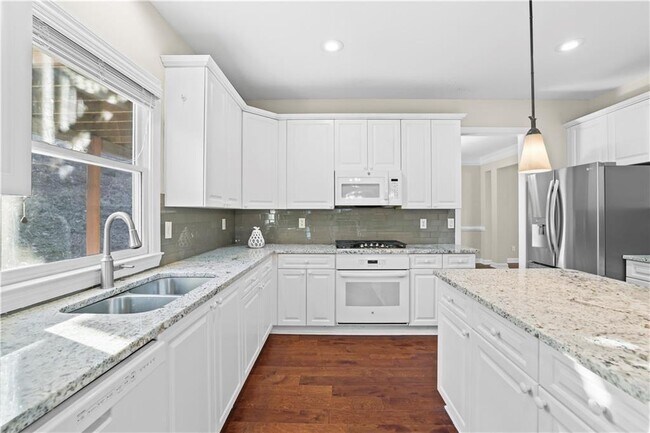Building Photo - 3010 Lakeside Ct