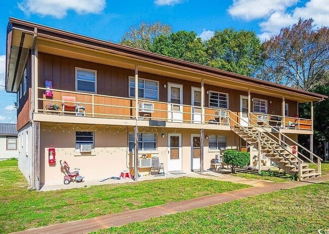 Building Photo - 818 Bay St