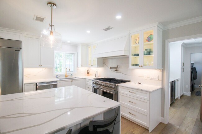 Building Photo - Luxury Annual Rental with Resort-Style Pool on Longboat Key
