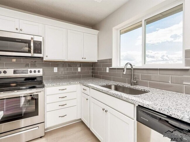 Building Photo - 3 Bedroom House For Rent with High End Finishes-Available Aug 5th!