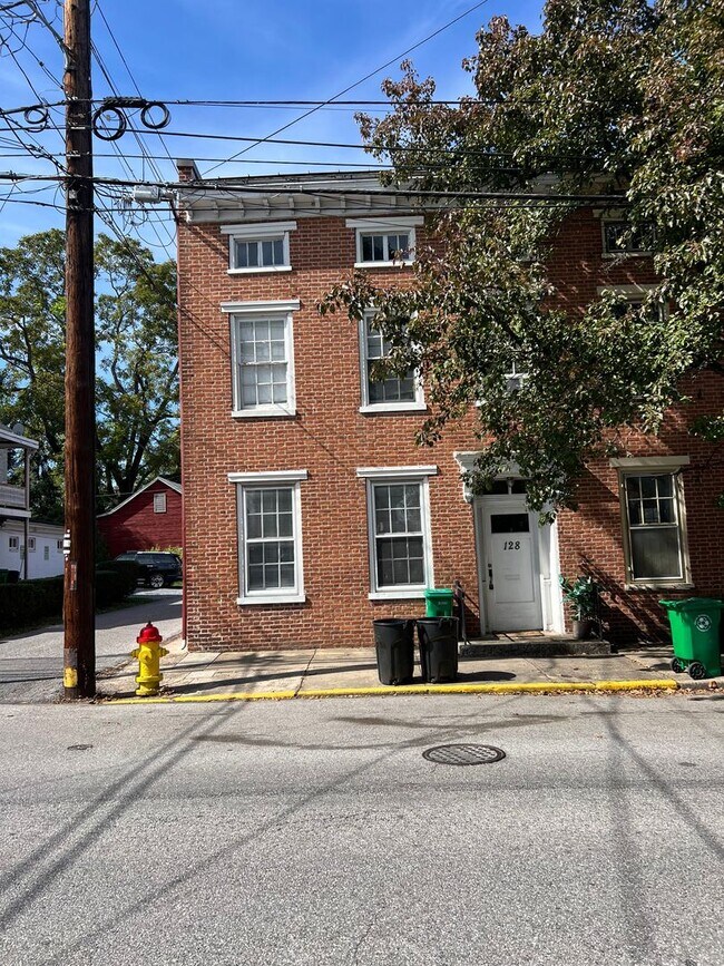 Building Photo - 128 S West St