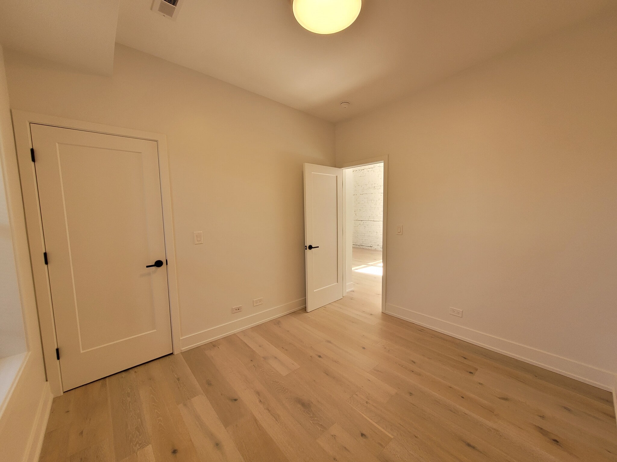 Building Photo - 1334 W Bryn Mawr Ave